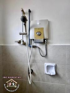 una ducha en un baño con teléfono y urinario en Mahjong theatre Austin, en Johor Bahru
