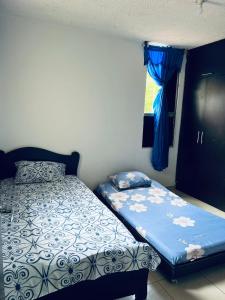 Tempat tidur dalam kamar di ESTANCIA MINIMA 3 NOCHES APARTAMENTO 3 HABITACIONES - 5 PERSONAS no aire acondicionado
