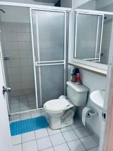 een badkamer met een douche, een toilet en een wastafel bij ESTANCIA MINIMA 3 NOCHES APARTAMENTO 3 HABITACIONES - 5 PERSONAS no aire acondicionado in Valledupar