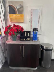 eine kleine Theke mit Blumen darauf in der Unterkunft Travelodge by Wyndham Vernon CT in Vernon