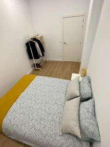 1 dormitorio con cama y sofá en Nidito Sandua en Pamplona