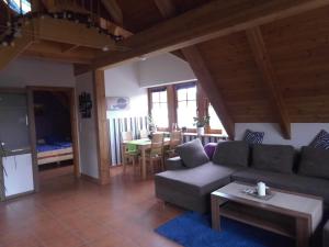 ein Wohnzimmer mit einem Sofa und einem Tisch in der Unterkunft Ferienwohnung Kribitz Hodenhagen in Hodenhagen