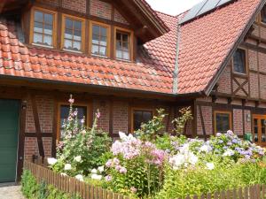 Ein Haus mit einem Haufen Blumen davor in der Unterkunft Ferienwohnung Kribitz Hodenhagen in Hodenhagen