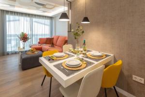comedor con mesa y sillas amarillas en Eleven Boutique Apartments, en Las Palmas de Gran Canaria