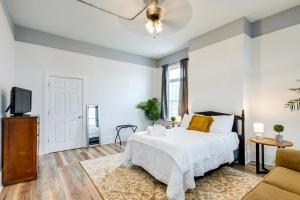 een witte slaapkamer met een bed en een televisie bij Updated Augusta Vacation Rental about 3 Mi to Masters! in Augusta