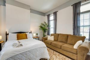 een slaapkamer met een bed en een bank bij Updated Augusta Vacation Rental about 3 Mi to Masters! in Augusta