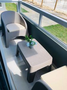 a balcony with a chair and a table with a plant at Apartamento amueblado in La Romana