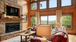 ブルーリッジにあるOverlook Cabinのソファと暖炉のあるリビングルーム