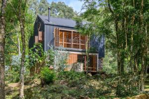 ein Haus mitten im Wald in der Unterkunft Casa de Piedra - Pousada NaCarapina in São Francisco de Paula