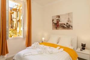 ein Schlafzimmer mit einem Bett mit Handtüchern darauf in der Unterkunft Elegant 2 rooms in the heart of Cannes in Cannes