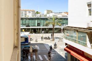 Blick auf eine Straße mit Menschen und ein Gebäude in der Unterkunft Elegant 2 rooms in the heart of Cannes in Cannes