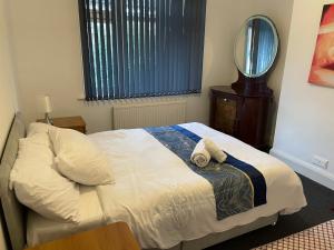 Dormitorio con cama con espejo y tocador en 4 Bed: 5mins frm Wembley Stadium en Londres