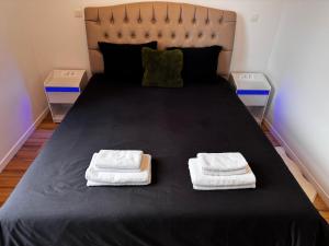 ein Schlafzimmer mit einem Bett mit zwei Handtüchern darauf in der Unterkunft Cozy South-Up in Brüssel