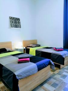 Łóżko lub łóżka w pokoju w obiekcie G3 Pula Center Colosseum Apartment
