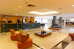 a lobby with chairs and tables in a building at Hotel Premium Campinas in Campinas