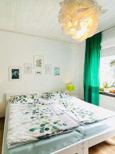 Tempat tidur dalam kamar di Eifel-House - FeWo