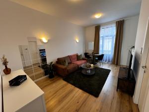 ein Wohnzimmer mit einem Sofa und einem Tisch in der Unterkunft Cozy South-Up in Brüssel