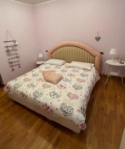 1 dormitorio con 1 cama con colcha de flores en La casa di Carolina, en Citerna