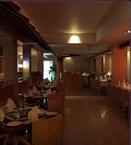 Restaurace v ubytování The Royal Orchid Hotel, Chembur