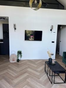 TV i/ili zabavni centar u objektu Cozy & Modern Tiny House