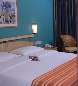Postel nebo postele na pokoji v ubytování The Royal Orchid Hotel, Chembur