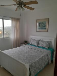 a bedroom with a bed with a ceiling fan at Se alquila apartamento amueblado en el centro de la ciudad in La Romana