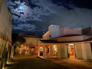 un edificio de noche con la luna en el cielo en Casa Cactus, en Hacienda Blanca