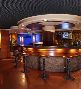 Lounge nebo bar v ubytování The Royal Orchid Hotel, Chembur