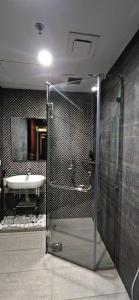 Salle de bains dans l'établissement Enchanted Terrace,1 BR Penthouse, DHA Phase 4
