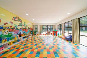 una sala de juegos para niños con un suelo colorido en Beach Park Resort - Suites, en Aquiraz