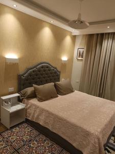 سرير أو أسرّة في غرفة في ستوديو للاقامة الفندقيةالمتميزة بالزمالك
