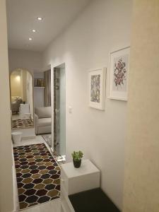 ستوديو للاقامة الفندقيةالمتميزة بالزمالك في القاهرة: غرفة معيشة بجدار أبيض وأرضية من البلاط