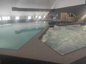 duży basen z wodą w budynku w obiekcie Torbay Holiday Home at The Waterside Holiday Park - With Deck and Sea View w mieście Torquay