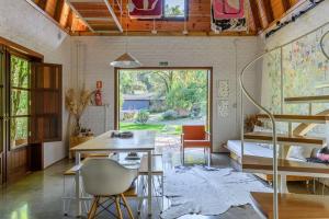 a room with a table and chairs and a bunk bed at Ateliê - Pousada NaCarapina in São Francisco de Paula