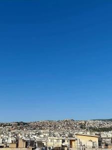 - une vue sur une ville avec un ciel bleu dans l'établissement Rooftop project Mitropolis, à Thessalonique