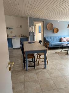 a kitchen and dining room with a table and chairs at Skagen Bo Godt Kirkevej in Skagen