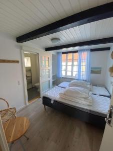 a large bed in a room with a window at Skagen Bo Godt Kirkevej in Skagen