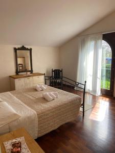 una camera da letto con un letto e due asciugamani di Il casale di Sere a Sarnano