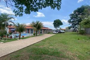 Taman di luar Casa Sossego com Piscina em Chapada dos Guimarães