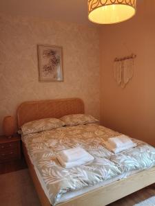 ein Schlafzimmer mit einem Bett mit zwei Handtüchern darauf in der Unterkunft Apartament Boho Ustroń in Ustroń