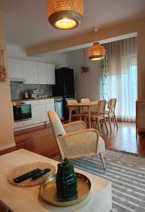 eine Küche und ein Wohnzimmer mit einem Tisch und Stühlen in der Unterkunft Apartament Boho Ustroń in Ustroń