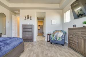 ラスクルーセスにあるLas Cruces Home Rental with Organ Mountain Views!のベッドルーム1室(ベッド1台、ドレッサー、椅子付)