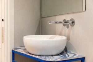- un lavabo blanc dans un meuble bleu dans la salle de bains dans l'établissement My Nice B&B, à Nice