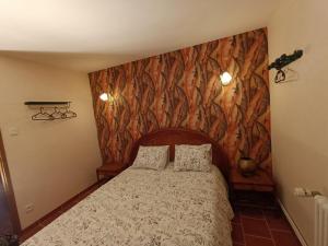 1 dormitorio con 1 cama con un mural en la pared en Gîte Le Garny à la Baudinière, en Boyer