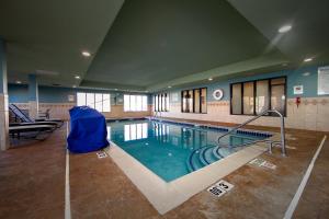 ein großer Pool in einem Gebäude in der Unterkunft Holiday Inn Express Hotel & Suites Chicago South Lansing, an IHG Hotel in Lansing