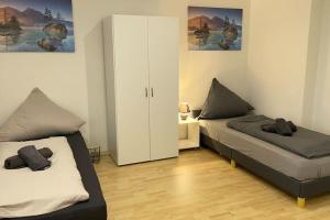 1 Schlafzimmer mit 2 Betten und einem weißen Schrank in der Unterkunft Shine Apartment Schwarzenfeld in Schwarzenfeld