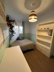 1 dormitorio con 1 cama y luz colgante en Oasis de relax cerca del mar en Almería