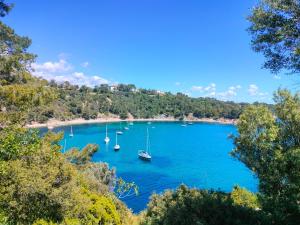 Blick auf eine Bucht mit Booten im Wasser in der Unterkunft Appartement de prestige Cap Brun - proche de la plage in Toulon