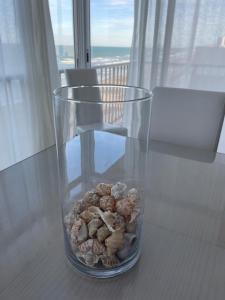 un jarrón de cristal lleno de rocas sentado en una mesa en Apartamento con Vistas Panorámicas, en Sueca
