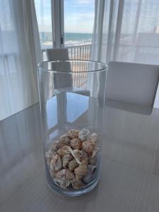 a glass vase filled with rocks sitting on a table at Apartamento con Vistas Panorámicas in Sueca